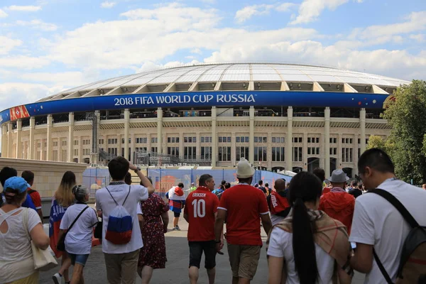 MOSCOW, RÚSSIA - 26 de junho de 2018: torcedores franceses e dinamarqueses comemoram durante o jogo do Grupo C da Copa do Mundo entre França e Dinamarca no Estádio Luzhniki — Fotografia de Stock