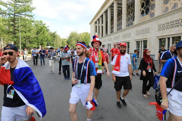 MOSCÚ, RUSIA - 26 de junio de 2018: Los aficionados franceses y daneses celebran durante el partido del Grupo C de la Copa Mundial entre Francia y Dinamarca en el estadio Luzhniki — Foto de Stock