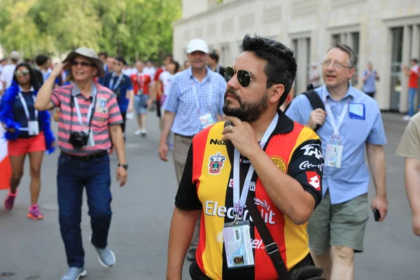  Moskova, Rusya - 26 Haziran 2018: Fransa ve Danimarka Luzhniki Stadı nda arasında Dünya Kupası C grubu oyun sırasında kutluyor Fransızca ve Danimarka hayranları