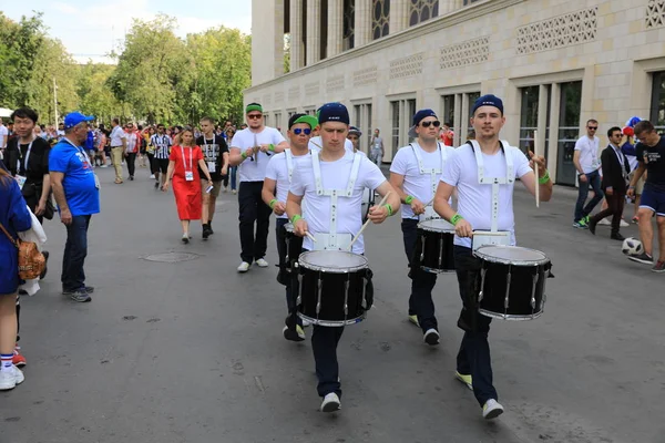 MOSCÚ, RUSIA - 26 de junio de 2018: Espectáculo para los aficionados antes del partido del Grupo C de la Copa Mundial entre Francia y Dinamarca en el estadio Luzhniki — Foto de Stock