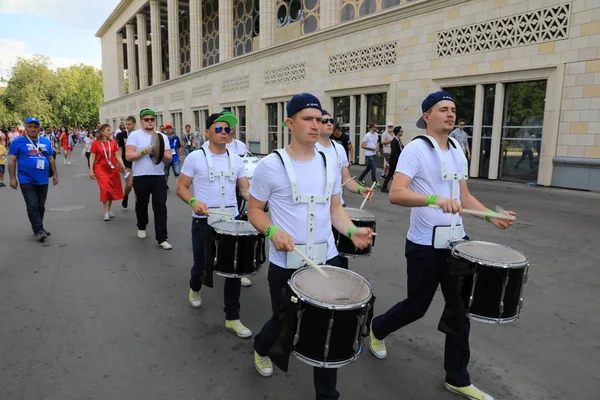  Moskova, Rusya - 26 Haziran 2018: Show hayranları Luzhniki Stadı, Danimarka ve Fransa arasında Dünya Kupası C grubu maçtan önce için