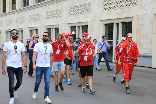 MOSCÚ, RUSIA - 26 de junio de 2018: Los aficionados franceses y daneses celebran durante el partido del Grupo C de la Copa Mundial entre Francia y Dinamarca en el estadio Luzhniki — Foto de Stock