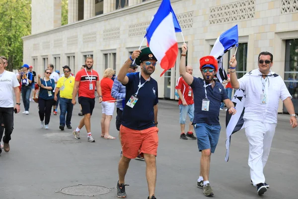 MOSCÚ, RUSIA - 26 de junio de 2018: Los aficionados franceses y daneses celebran durante el partido del Grupo C de la Copa Mundial entre Francia y Dinamarca en el estadio Luzhniki — Foto de Stock