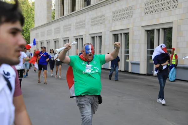  Moskova, Rusya - 26 Haziran 2018: Fransa ve Danimarka Luzhniki Stadı nda arasında Dünya Kupası C grubu oyun sırasında kutluyor Fransızca ve Danimarka hayranları