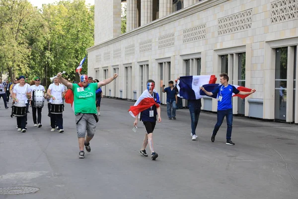 MOSCA, RUSSIA - 26 giugno 2018: i tifosi francesi e danesi festeggiano durante la partita di Coppa del Mondo Gruppo C tra Francia e Danimarca allo stadio Luzhniki — Foto Stock