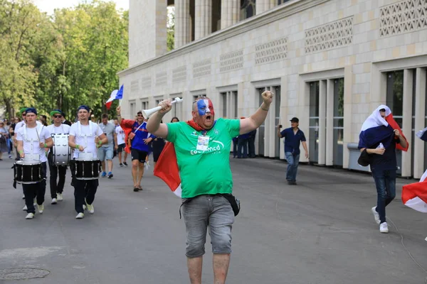 Moskau, Russland - 26. Juni 2018: Französische und dänische Fans feiern während des WM-Gruppenspiels zwischen Frankreich und Dänemark im Luschniki-Stadion — Stockfoto