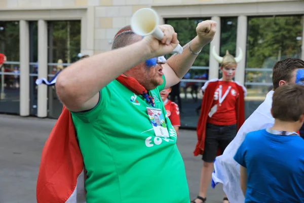 MOSCÚ, RUSIA - 26 de junio de 2018: Los aficionados franceses y daneses celebran durante el partido del Grupo C de la Copa Mundial entre Francia y Dinamarca en el estadio Luzhniki —  Fotos de Stock