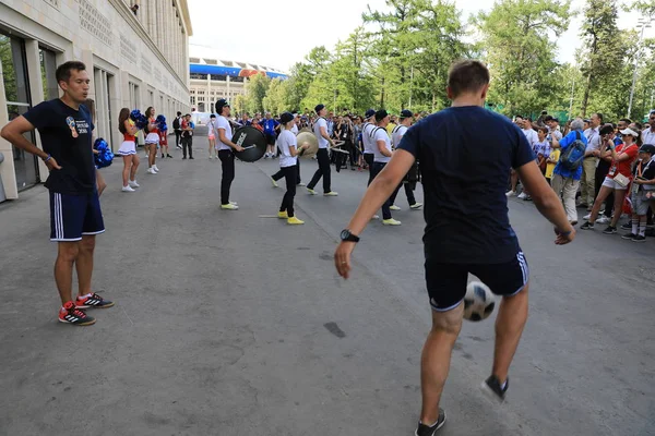 Moskova, Rusya - 26 Haziran 2018: Show hayranları Luzhniki Stadı, Danimarka ve Fransa arasında Dünya Kupası C grubu maçtan önce için — Stok fotoğraf