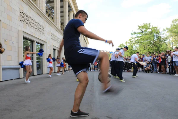  Moskova, Rusya - 26 Haziran 2018: Show hayranları Luzhniki Stadı, Danimarka ve Fransa arasında Dünya Kupası C grubu maçtan önce için