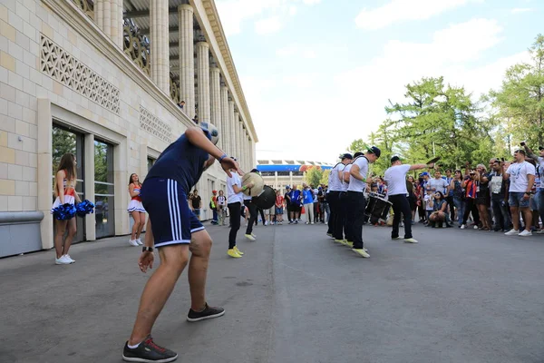  Moskova, Rusya - 26 Haziran 2018: Show hayranları Luzhniki Stadı, Danimarka ve Fransa arasında Dünya Kupası C grubu maçtan önce için