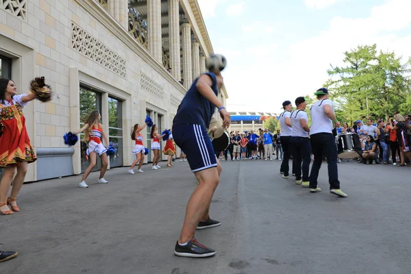 Moskova, Rusya - 26 Haziran 2018: Show hayranları Luzhniki Stadı, Danimarka ve Fransa arasında Dünya Kupası C grubu maçtan önce için — Stok fotoğraf