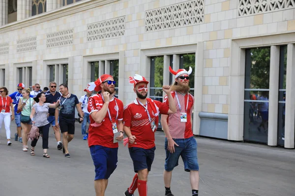 MOSCOW, RÚSSIA - 26 de junho de 2018: torcedores franceses e dinamarqueses comemoram durante o jogo do Grupo C da Copa do Mundo entre França e Dinamarca no Estádio Luzhniki — Fotografia de Stock