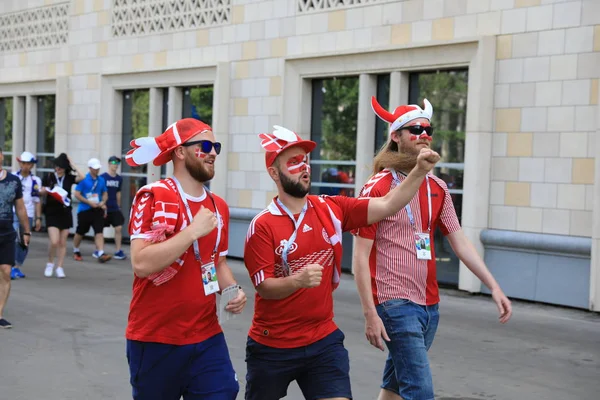  Moskova, Rusya - 26 Haziran 2018: Fransa ve Danimarka Luzhniki Stadı nda arasında Dünya Kupası C grubu oyun sırasında kutluyor Fransızca ve Danimarka hayranları