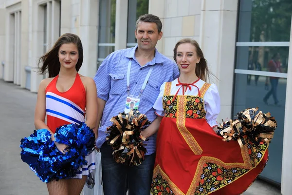 Moskva, Rusko - 26. června 2018: fanoušci vyfotit s modely ruských krása před zápasem C skupiny mistrovství světa mezi Francií a Dánsko na stadion Lužniki — Stock fotografie