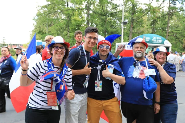МОСКВА, РОССИЯ - 26 июня 2018 года: Французские и датские болельщики празднуют во время матча группы С чемпионата мира между Францией и Данией на стадионе "Лужники" — стоковое фото