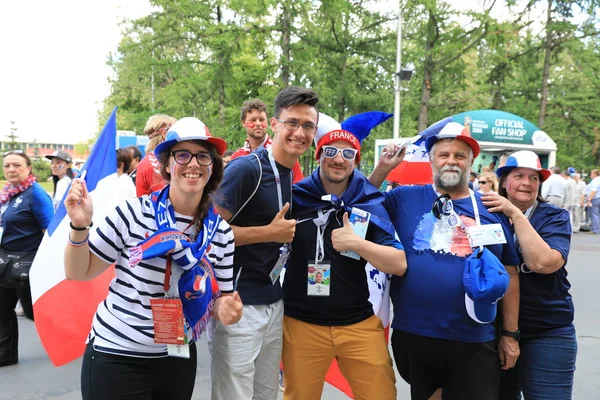 MOSCOW, RÚSSIA - 26 de junho de 2018: torcedores franceses e dinamarqueses comemoram durante o jogo do Grupo C da Copa do Mundo entre França e Dinamarca no Estádio Luzhniki — Fotografia de Stock