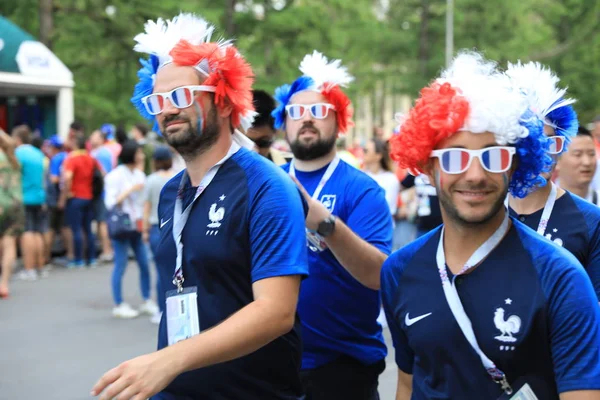 MOSCÚ, RUSIA - 26 de junio de 2018: Los aficionados franceses y daneses celebran durante el partido del Grupo C de la Copa Mundial entre Francia y Dinamarca en el estadio Luzhniki — Foto de Stock