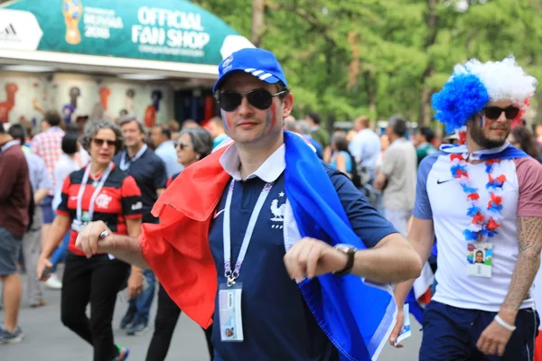 MOSCÚ, RUSIA - 26 de junio de 2018: Los aficionados franceses y daneses celebran durante el partido del Grupo C de la Copa Mundial entre Francia y Dinamarca en el estadio Luzhniki — Foto de Stock