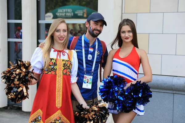 モスクワ, ロシア連邦 - 2018 年 6 月 26 日: ファンはルジニキ ・ スタジアムでデンマークとフランスのワールド カップ グループ C の試合の前にロシアの美容モデルと写真を撮る — ストック写真