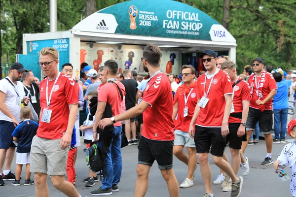  Moskova, Rusya - 26 Haziran 2018: Fransa ve Danimarka Luzhniki Stadı nda arasında Dünya Kupası C grubu oyun sırasında kutluyor Fransızca ve Danimarka hayranları