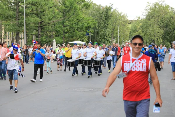 MOSCÚ, RUSIA - 26 de junio de 2018: Los aficionados franceses y daneses celebran durante el partido del Grupo C de la Copa Mundial entre Francia y Dinamarca en el estadio Luzhniki —  Fotos de Stock