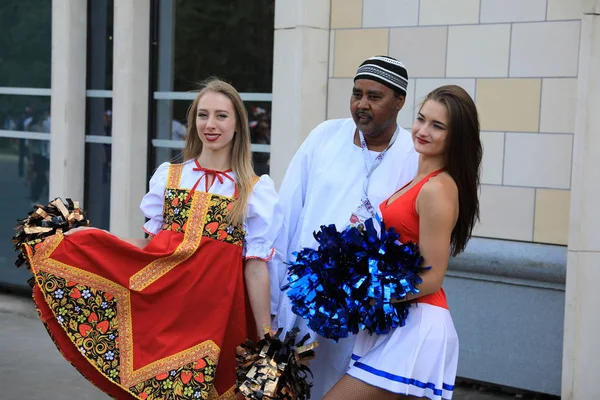 MOSCÚ, RUSIA - 26 de junio de 2018: los aficionados toman fotos con modelos de belleza rusos antes del partido del Grupo C de la Copa Mundial entre Francia y Dinamarca en el estadio Luzhniki — Foto de Stock