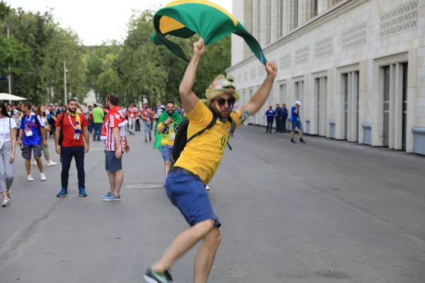 Moskwa, Rosja - 26 czerwca 2018 r.: Brazylijski fani świętujący podczas gry World Cup Grupa C między Francja i dania na Stadion Łużniki — Zdjęcie stockowe