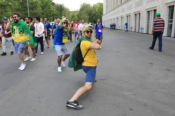 モスクワ, ロシア連邦 - 2018 年 6 月 26 日: ブラジルのファンの間フランスそしてデンマーク ルジニキ ・ スタジアムでワールド カップ グループ C の試合中に祝う — ストック写真