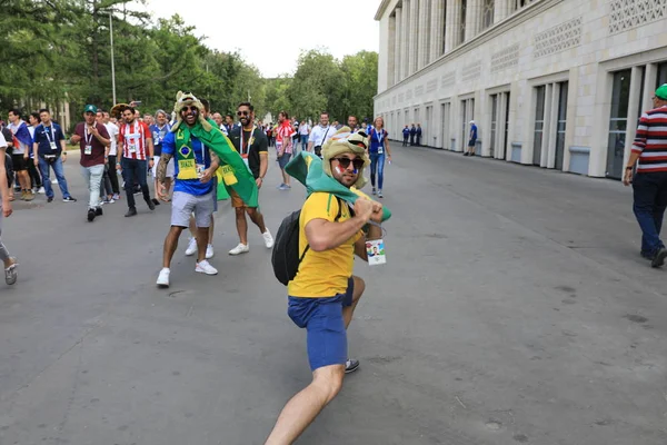 Moskwa, Rosja - 26 czerwca 2018 r.: Brazylijski fani świętujący podczas gry World Cup Grupa C między Francja i dania na Stadion Łużniki — Zdjęcie stockowe