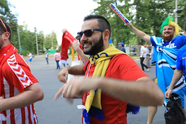 MOSCOW, RÚSSIA - 26 de junho de 2018: torcedores franceses e dinamarqueses comemoram durante o jogo do Grupo C da Copa do Mundo entre França e Dinamarca no Estádio Luzhniki — Fotografia de Stock