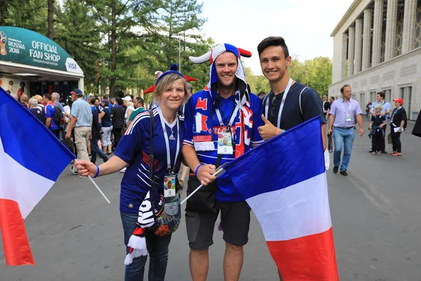 MOSCOW, RÚSSIA - 26 de junho de 2018: torcedores franceses e dinamarqueses comemoram durante o jogo do Grupo C da Copa do Mundo entre França e Dinamarca no Estádio Luzhniki — Fotografia de Stock