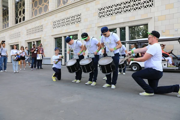  Moskova, Rusya - 26 Haziran 2018: Show hayranları Luzhniki Stadı, Danimarka ve Fransa arasında Dünya Kupası C grubu maçtan önce için