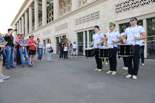  Moskova, Rusya - 26 Haziran 2018: Show hayranları Luzhniki Stadı, Danimarka ve Fransa arasında Dünya Kupası C grubu maçtan önce için