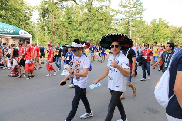 Moskva, Rusko - 26. června 2018: Mexičtí fanoušci slaví během utkání světového poháru skupiny C mezi Francií a Dánsko na stadion Lužniki — Stock fotografie