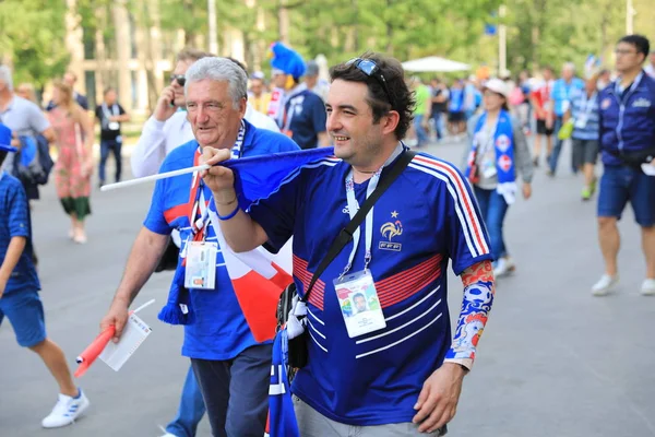 MOSCÚ, RUSIA - 26 de junio de 2018: Los aficionados franceses y daneses celebran durante el partido del Grupo C de la Copa Mundial entre Francia y Dinamarca en el estadio Luzhniki — Foto de Stock