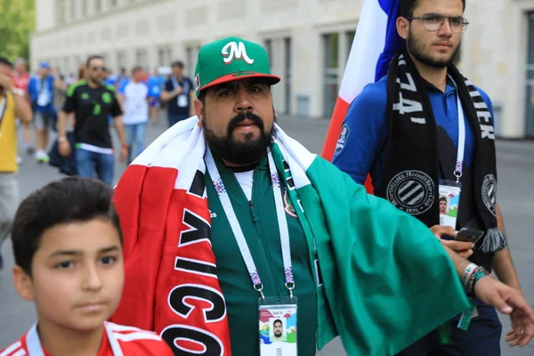  Moskova, Rusya - 26 Haziran 2018: Fransa ve Danimarka Luzhniki Stadı nda arasında Dünya Kupası C grubu oyun sırasında kutlayan Fransız ve Meksika hayranları