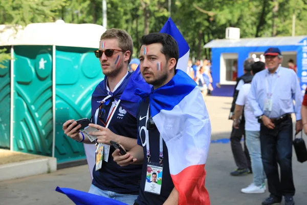 Moskva, Rusko - 26. června 2018: Francouzština a Dánsko fanoušci slaví během utkání světového poháru skupiny C mezi Francií a Dánsko na stadion Lužniki — Stock fotografie