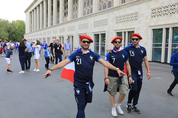  Moskova, Rusya - 26 Haziran 2018: Fransa ve Danimarka Luzhniki Stadı nda arasında Dünya Kupası C grubu oyun sırasında kutluyor Fransızca ve Danimarka hayranları