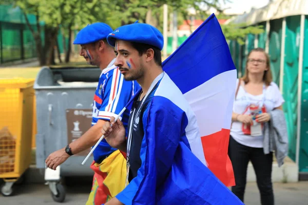 MOSCÚ, RUSIA - 26 de junio de 2018: Los aficionados franceses y daneses celebran durante el partido del Grupo C de la Copa Mundial entre Francia y Dinamarca en el estadio Luzhniki — Foto de Stock