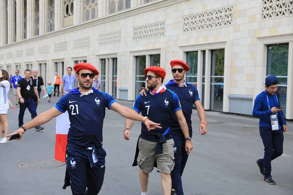  Moskova, Rusya - 26 Haziran 2018: Fransa ve Danimarka Luzhniki Stadı nda arasında Dünya Kupası C grubu oyun sırasında kutluyor Fransızca ve Danimarka hayranları