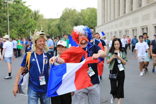  Moskova, Rusya - 26 Haziran 2018: Fransa ve Danimarka Luzhniki Stadı nda arasında Dünya Kupası C grubu oyun sırasında kutluyor Fransızca ve Danimarka hayranları