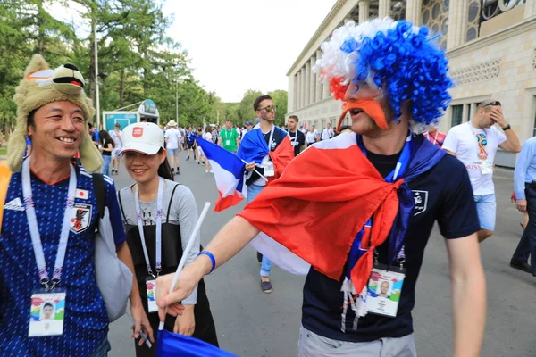  Moskova, Rusya - 26 Haziran 2018: Fransa ve Danimarka Luzhniki Stadı nda arasında Dünya Kupası C grubu oyun sırasında kutluyor Fransızca ve Danimarka hayranları