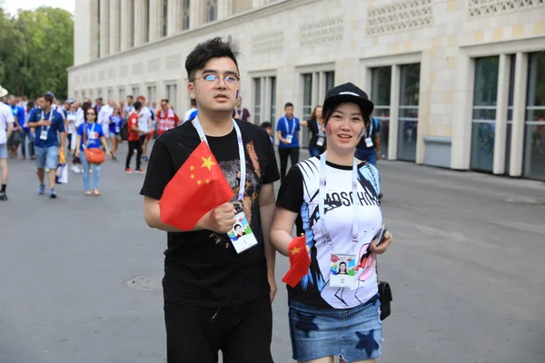 MOSCOW, RÚSSIA - 26 de junho de 2018: Fãs chineses comemorando durante o jogo do Grupo C da Copa do Mundo entre França e Dinamarca no Estádio Luzhniki — Fotografia de Stock