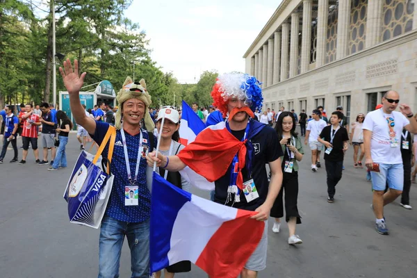 MOSCOW, RÚSSIA - 26 de junho de 2018: torcedores franceses e dinamarqueses comemoram durante o jogo do Grupo C da Copa do Mundo entre França e Dinamarca no Estádio Luzhniki — Fotografia de Stock