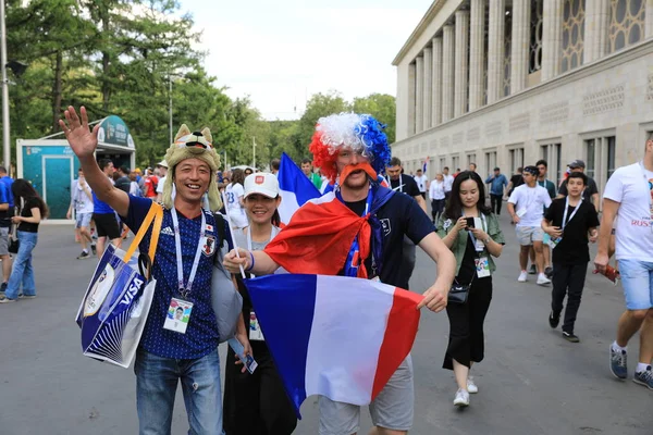  Moskova, Rusya - 26 Haziran 2018: Fransa ve Danimarka Luzhniki Stadı nda arasında Dünya Kupası C grubu oyun sırasında kutluyor Fransızca ve Danimarka hayranları
