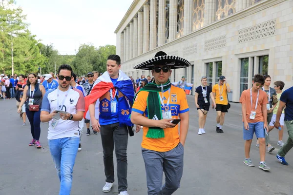 MOSCÚ, RUSIA - 26 de junio de 2018: Aficionados franceses y mexicanos celebran durante el partido del Grupo C de la Copa Mundial entre Francia y Dinamarca en el Estadio Luzhniki — Foto de Stock