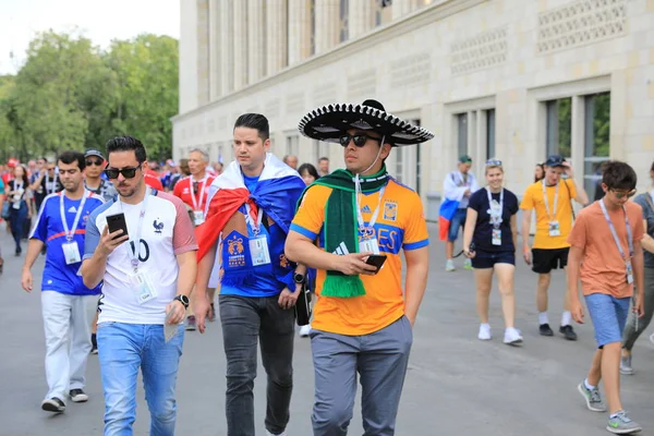 MOSCÚ, RUSIA - 26 de junio de 2018: Aficionados franceses y mexicanos celebran durante el partido del Grupo C de la Copa Mundial entre Francia y Dinamarca en el Estadio Luzhniki — Foto de Stock