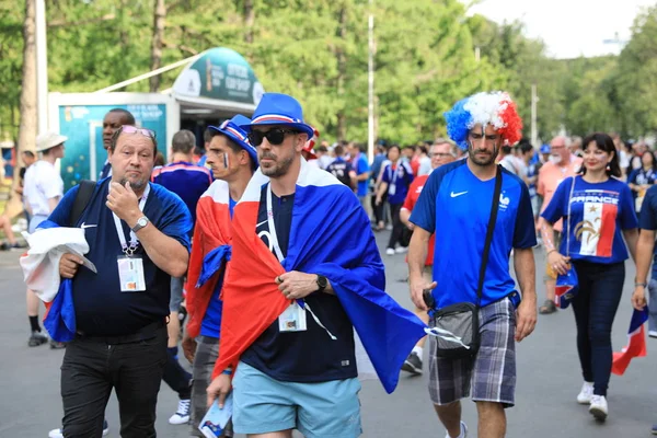  Moskova, Rusya - 26 Haziran 2018: Fransa ve Danimarka Luzhniki Stadı nda arasında Dünya Kupası C grubu oyun sırasında kutluyor Fransızca ve Danimarka hayranları