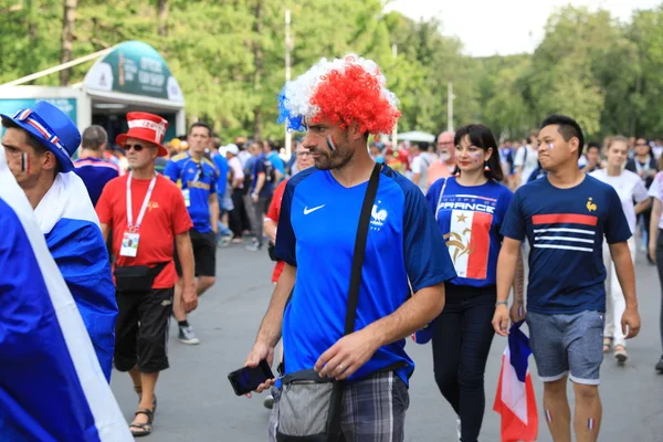  Moskova, Rusya - 26 Haziran 2018: Fransa ve Danimarka Luzhniki Stadı nda arasında Dünya Kupası C grubu oyun sırasında kutluyor Fransızca ve Danimarka hayranları