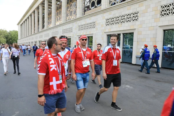  Moskova, Rusya - 26 Haziran 2018: Fransa ve Danimarka Luzhniki Stadı nda arasında Dünya Kupası C grubu oyun sırasında kutluyor Fransızca ve Danimarka hayranları